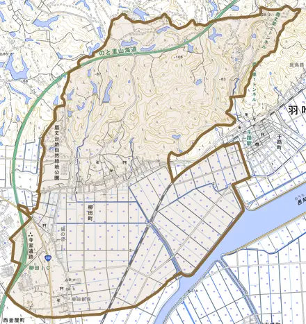 柳田町とその周辺の地図。町の範囲を重ねている