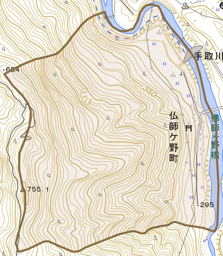 仏師ケ野町とその周辺の地図。町の範囲を重ねている