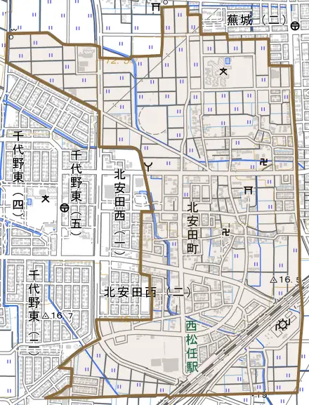 北安田町とその周辺の地図。町の範囲を重ねている