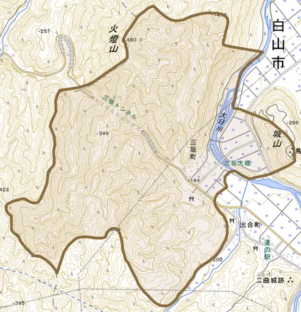 三坂町とその周辺の地図。町の範囲を重ねている