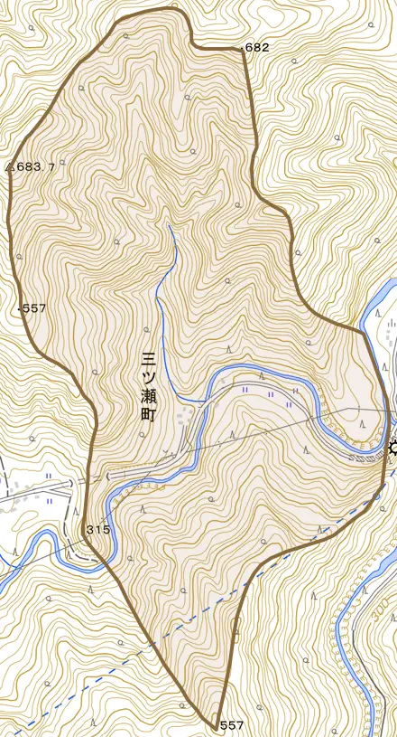 三ツ瀬町とその周辺の地図。町の範囲を重ねている