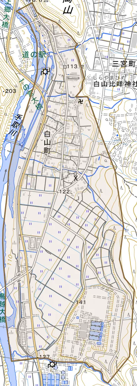 白山町とその周辺の地図。町の範囲を重ねている
