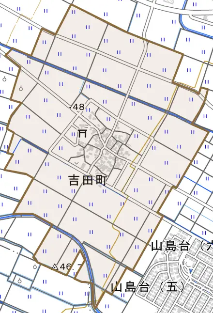 吉田町とその周辺の地図。町の範囲を重ねている