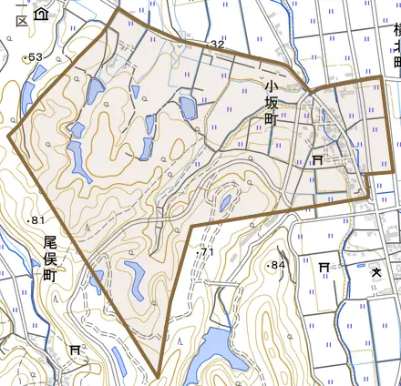 小坂町とその周辺の地図。町の範囲を重ねている