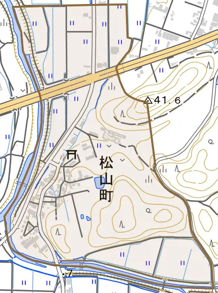 松山町とその周辺の地図。町の範囲を重ねている