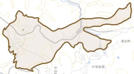 角間町とその周辺の地図。町の範囲を重ねている