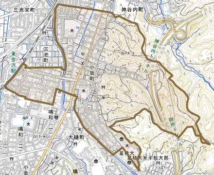 小坂町とその周辺の地図。町の範囲を重ねている