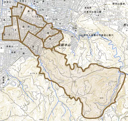 窪とその周辺の地図。町の範囲を重ねている