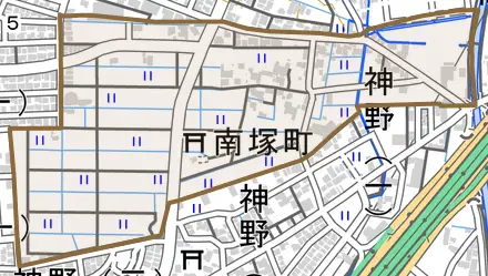 南塚町とその周辺の地図。町の範囲を重ねている