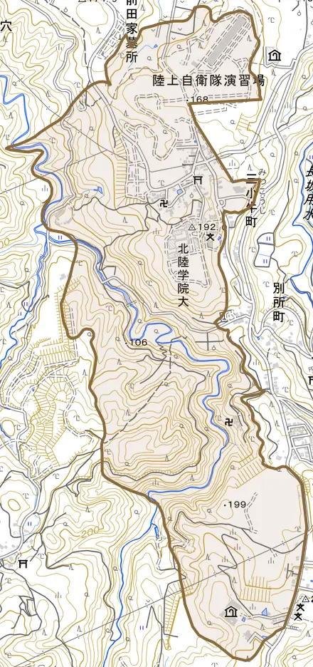 三小牛町とその周辺の地図。町の範囲を重ねている