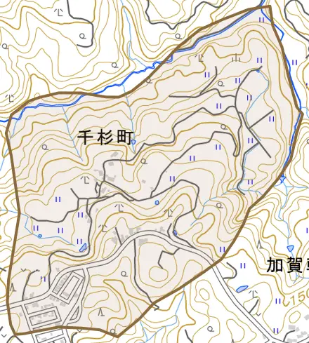 千杉町とその周辺の地図。町の範囲を重ねている