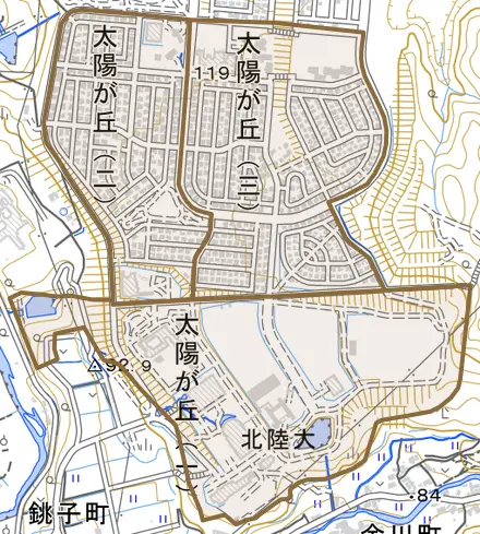 太陽が丘とその周辺の地図。町の範囲を重ねている