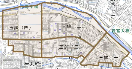 玉鉾とその周辺の地図。町の範囲を重ねている