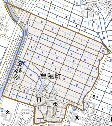 豊穂町とその周辺の地図。町の範囲を重ねている
