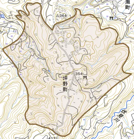 坪野町とその周辺の地図。町の範囲を重ねている