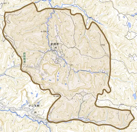 釣部町とその周辺の地図。町の範囲を重ねている