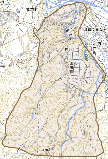 山川町とその周辺の地図。町の範囲を重ねている