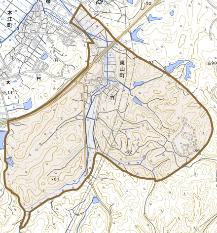 東山町とその周辺の地図。町の範囲を重ねている