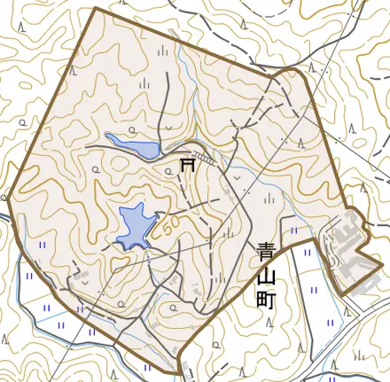 青山町とその周辺の地図。町の範囲を重ねている