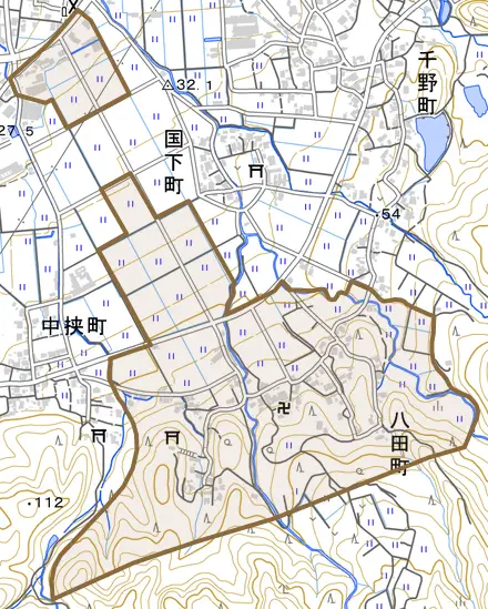 八田町とその周辺の地図。町の範囲を重ねている