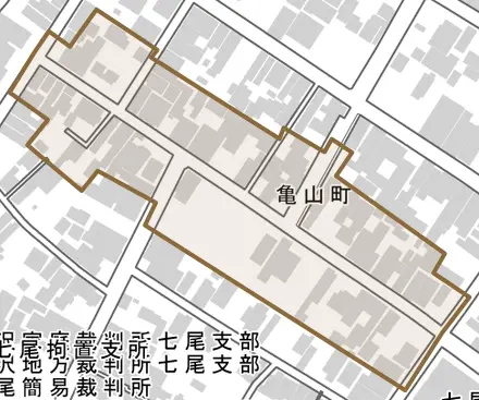 亀山町とその周辺の地図。町の範囲を重ねている