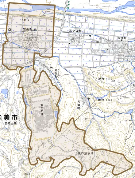 岩内町とその周辺の地図。町の範囲を重ねている