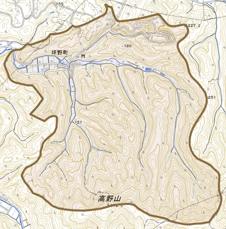 坪野町とその周辺の地図。町の範囲を重ねている