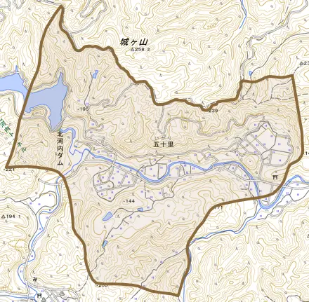 字五十里とその周辺の地図。町の範囲を重ねている