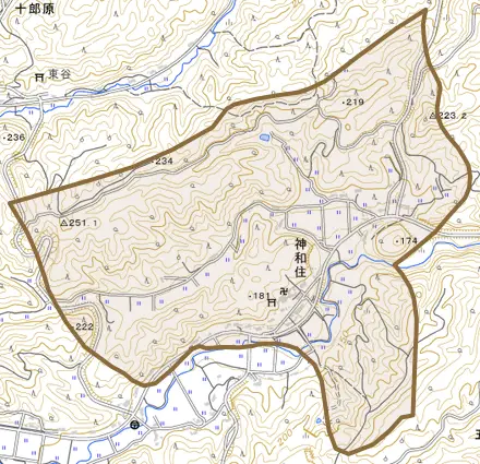 字神和住とその周辺の地図。町の範囲を重ねている