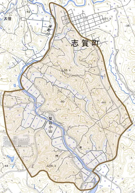 梨谷小山とその周辺の地図。町の範囲を重ねている