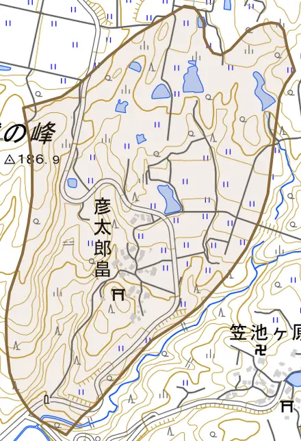 字彦太郎畠とその周辺の地図。町の範囲を重ねている