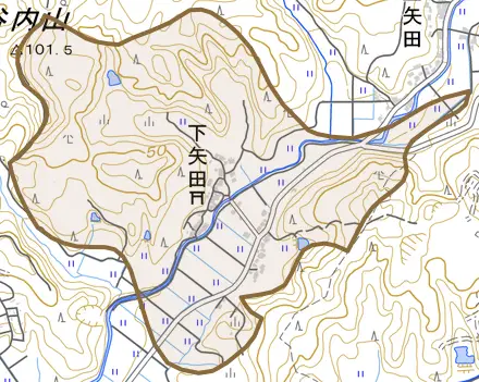 字下矢田とその周辺の地図。町の範囲を重ねている