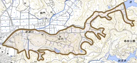 字谷内とその周辺の地図。町の範囲を重ねている