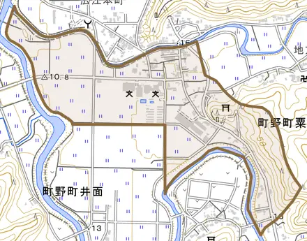 町野町粟蔵とその周辺の地図。町の範囲を重ねている