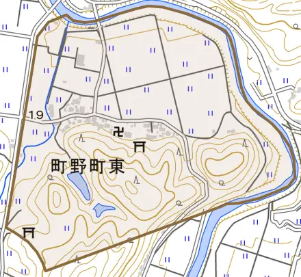 町野町東とその周辺の地図。町の範囲を重ねている