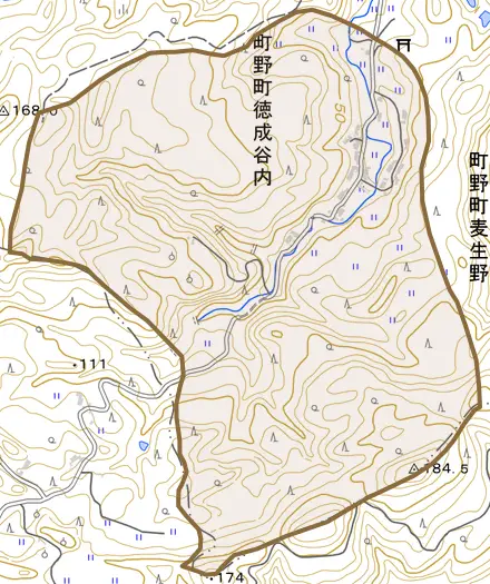 町野町徳成谷内とその周辺の地図。町の範囲を重ねている
