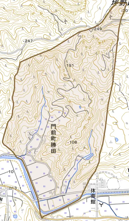 門前町勝田とその周辺の地図。町の範囲を重ねている