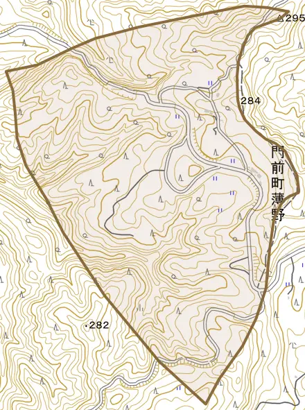 門前町薄野とその周辺の地図。町の範囲を重ねている