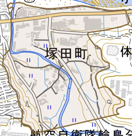 塚田町とその周辺の地図。町の範囲を重ねている