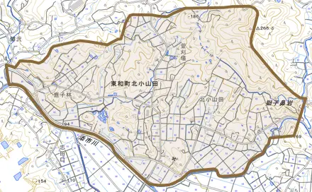 東和町北小山田とその周辺の地図。町の範囲を重ねている