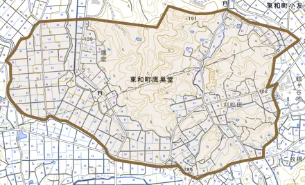 東和町鷹巣堂とその周辺の地図。町の範囲を重ねている
