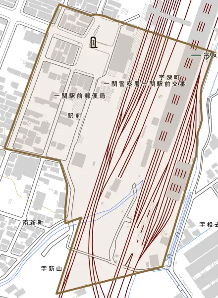 駅前とその周辺の地図。町の範囲を重ねている