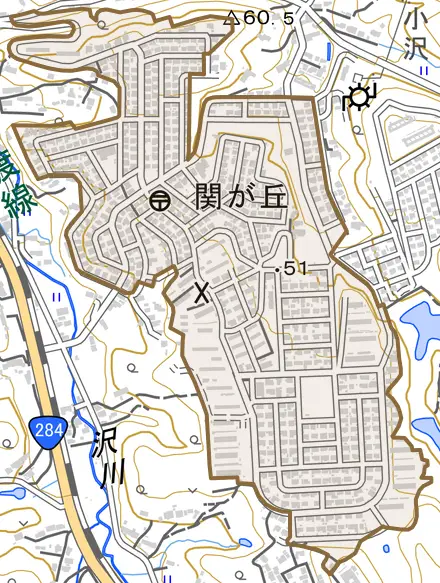 関が丘とその周辺の地図。町の範囲を重ねている