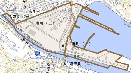港町とその周辺の地図。町の範囲を重ねている