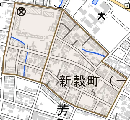 新穀町とその周辺の地図。町の範囲を重ねている