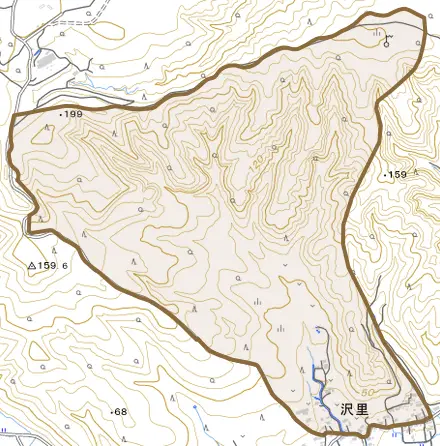 沢里とその周辺の地図。町の範囲を重ねている