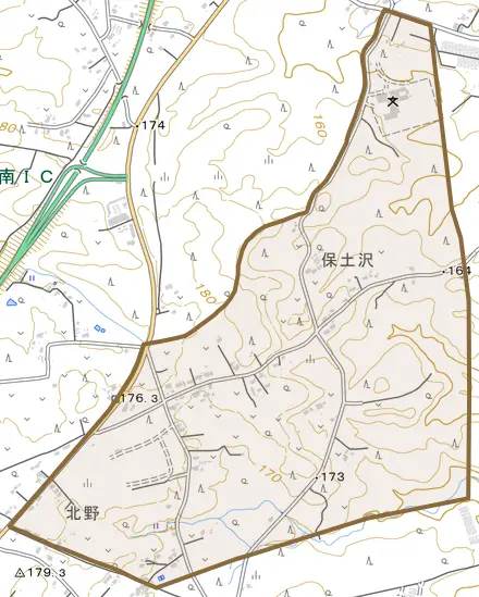 侍浜町保土沢とその周辺の地図。町の範囲を重ねている
