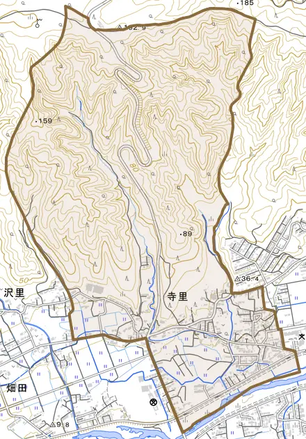 寺里とその周辺の地図。町の範囲を重ねている