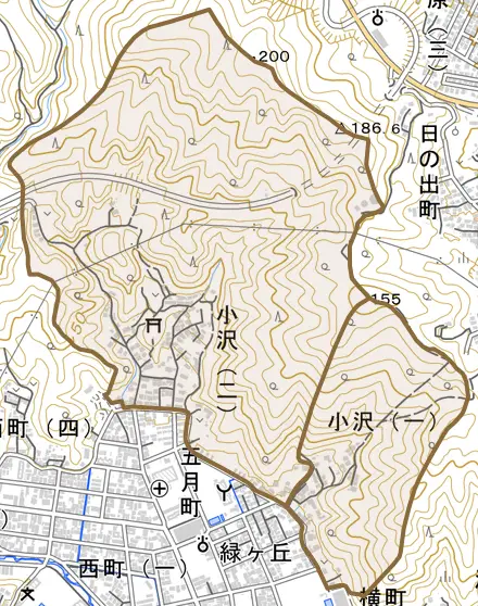 小沢とその周辺の地図。町の範囲を重ねている