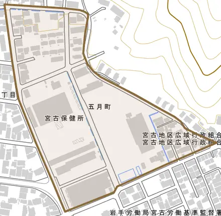 五月町とその周辺の地図。町の範囲を重ねている